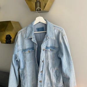 Jeansjacka - Här är en jenasjacka från Marcus och martinus kollektion, har tyvärr aldrig använt den.500kr+ 40 frakt💕