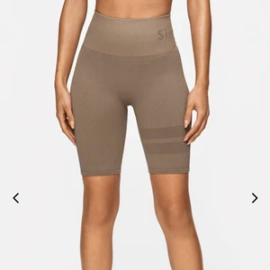 Seamless Bike Shorts från stronger  - Super sköna biker shorts från stronger i storlek M. Höga i midjan och väldigt stretchiga. Sitter bra och glider inte ned. Endast använda 2 gånger så i mycket fint skick!😊 jag är 172 cm och dem sitter mycket bra. köpte dem för 500kr och säljer för 200kr, köparen står för frakt (frakt 45kr, ej spårbart). Egen bild kan fixas😃