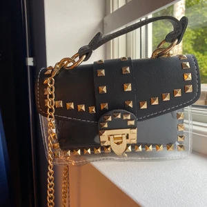 Väska med nitar - Skitsnygg väska med nitar, passar perfekt nu till hösten!💗 Köpare står för frakt!💕