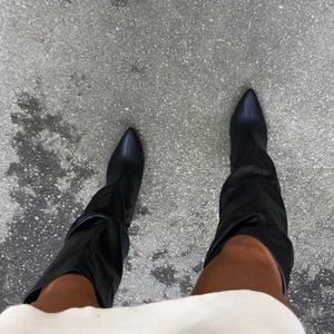 Boots med klack  - Snygga boots med klack! Lite skav på klacken (bild 2)  💘