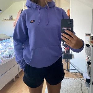 Lila dickies hoodie  - Lila dickies hoodie i bra skick😁😁💜💜