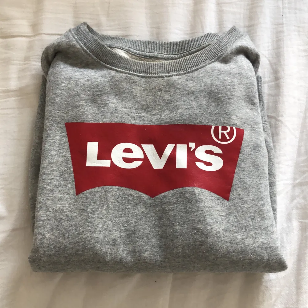 Säljer en äkta Levis sweatshirt, Använd fåtal gånger = som ny⚡️ köpt för 500-600 kr , fynda!. Tröjor & Koftor.