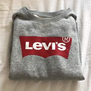 Säljer en äkta Levis sweatshirt, Använd fåtal gånger = som ny⚡️ köpt för 500-600 kr , fynda!