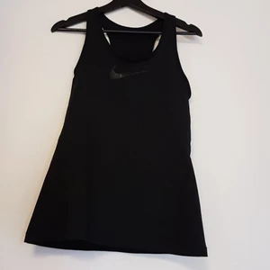 Nike träningslinne - Nike träningslinne med ny. Svart. Aldrig använd.