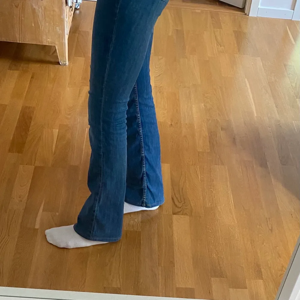 Säljer mina högmidjade flare jeans från H&M eftersom jag nästan aldrig använder de längre. Köpta förra året och använda en del men har inga defekter förutom att färgen är lite ljusare runt knäna osv. De är uppsydda i benen hos skräddare för att passa mig som är ca 169 lång. Kontakta mig gärna vid frågor, intresse eller för fler bilder!. Jeans & Byxor.