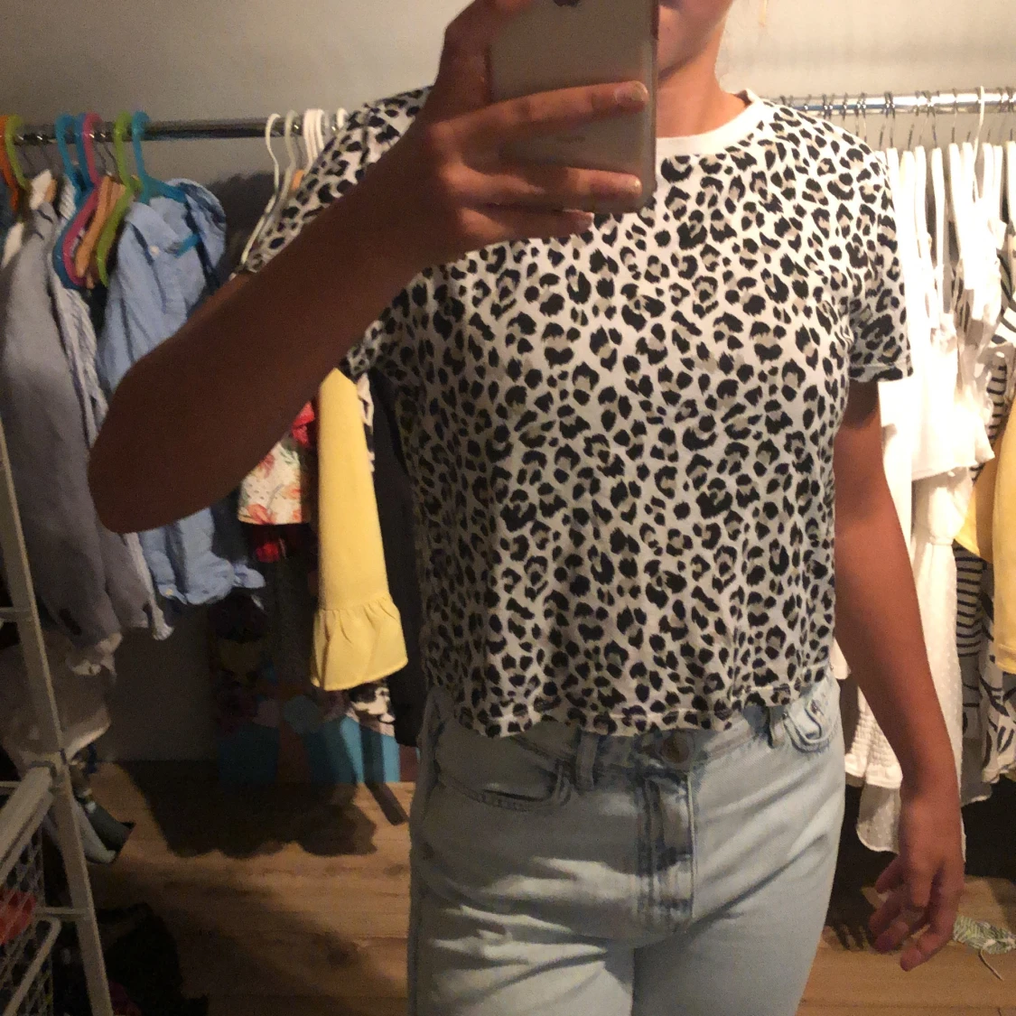 T-shirt med leopard mönster