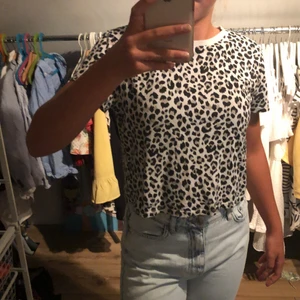 T-shirt med leopard mönster  - En vanlig t-shirt från hm som är lite kortare. Köparen står för frakt om man inte kommer och hämtar 