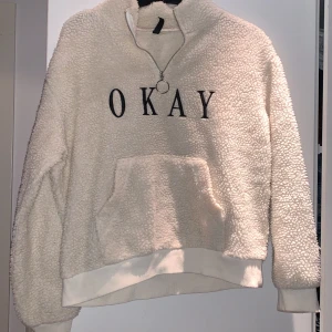 Vit jättefin oversized i strl S💕💕 - Vit oversized ulltröja med text där det står ”Okay”🥰💕Den är i bra skick, inga fläckar använd en gång💘