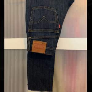 Jeans från Levis modell 501 skinny i bra skick, säljer pågrund av dem inte passar mig. Storlek 24. Frakt:66 kr spårbar