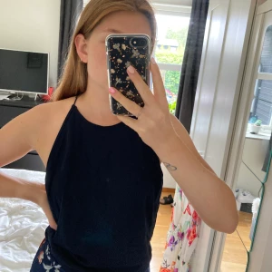 Festtopp - En marinblå topp med djupt urringad rygg och hög hals, unik med metallring runt nacken🤩