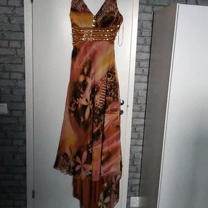 Klänning - Säljer denna jätte fina klänning som aldrig använts. Men som ni kanske ser på bilden så fattas 2 -3 kristaller på den. Stl är medium.