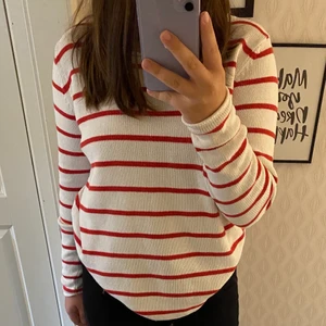 Stickad vit och röd randig tröja - Stockholmsstil. Vit och röd randig stickad tröja. Väldigt skön och stigs inte. Farfekt längd på armarna. Står inte för frakt ❤️