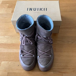 Inuikii skor - Säljer mina så fina inuikki skor i denna brun/gråa färgen i modellen ”sneaker”💞 Varma och perfekta till vintern och hösten💙 Köpta för 2500kr och säljer för 700kr, fint skick med minsta slitning där bak som man ser på 3dje bilden🥰 Bud på 1000💞