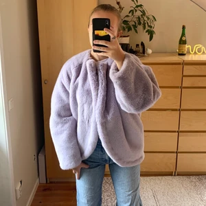 Fejkpälsjacka - Jacka från H&M i strl 38, knappt använd