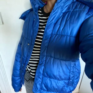 Blå puffer jacket - Säljer en superfin och mysig blå pufferjacket från monki. Finns ett märke men inget som stör, se sista bilden 💙