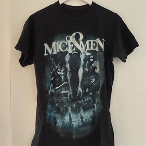 Second hand tröja - En cool tisha köpt på second hand😎😎