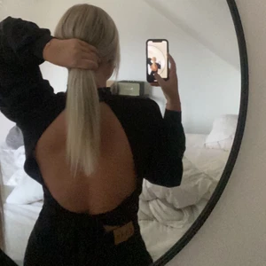 Svart blus med öppen rygg - En sjukt snygg lite ”finare” topp med öppen rygg från NAKD. Materialet kan beskrivas som lite tjockt silke, väldigt skönt. Den har en hög krage och lite ballongarm🥰. Säljer den då den inte har kommit till användning. ( slutsåld på deras hemsida ). Köparen står för frakt🤍🤍