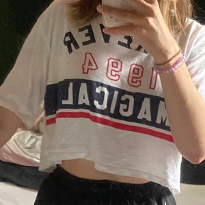 T-shirt från h&m, strl xs  - Fin, lite större t-shirt från h&m i strl xs🤍 tröjan är i fint skick