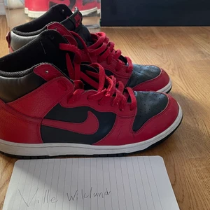 nike dunk be true to your street - säljer dessa dunks från 2011. storlek 43. väldigt beat med flaws. släpper därför för 700 allin med frakt. inget og , rep box. 