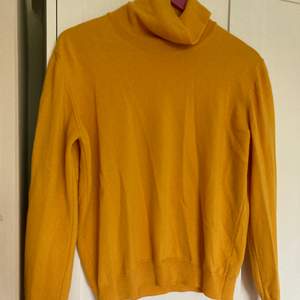Mysig tröja i merinoull från Oscar Jacobsson med hög krage. Hämtas i Stadshagen/Kungsholmen eller kan skickas mot en leveranskostnad :) 