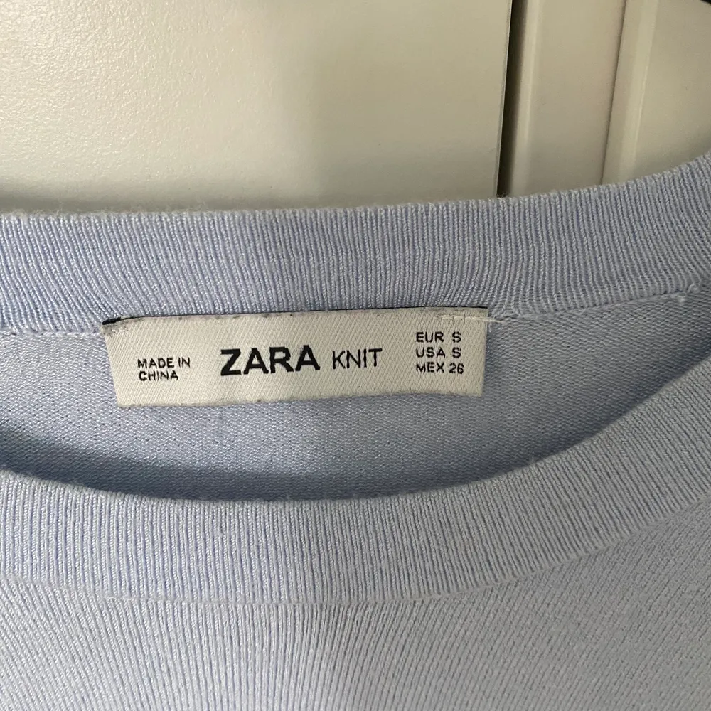 Jättefin och superskön blå tröja från Zara i storlek S. Köptes för några år sedan men är i bra skick! Köparen står för frakten!. Toppar.