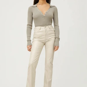 Skinnbyxor - As snygga skinnbyxor i från weekday ⚡️🖤 Helt oanvända efter som jag köpte fel storlek…. Dehär är storlek 40 och dom är normal i storleken skulle jag säga! Köpte för 600kr i butik! Säljer för 150. Köparen står för fraktkostnaden! 