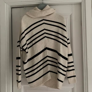 Randig stickad tröja  - Säljer den slutsålda randiga tröjan från object i storlek M. Stickad randig tröja med polokrage, använt endast ett fåtal gånger ❤️ Hör av er vid intresse eller vid fler bilder