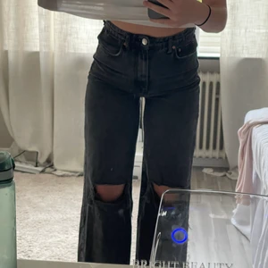 Svarta jeans  - INTRESSEKOLL på en av mina favorit jeans‼️ Jeans från Gina tricot som är slutsålda. Hålen har jag gjort själv😇 Dem går ner till marken på mig som är 167cm💘 