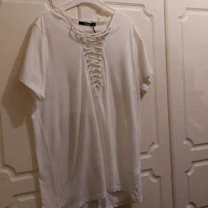 T-shirt bikbok  - Storlek L, aldrig använd. 