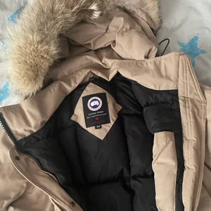 Canada Goose - Säljer min jacka som jag fick för födelsedagspresent förra vintern har använt den 4,5 gånger totalt den är helt oskadad.