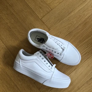 Vita Vans storlek 39 - Helt oanvända vita Vans storlek 39