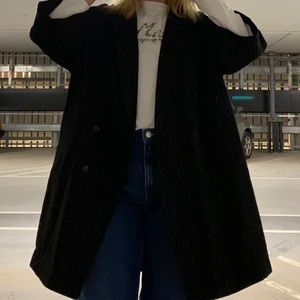 Randig kappa - Randig tygkappa från Monki! Storlek L, sitter oversize på mig som har storlek S.