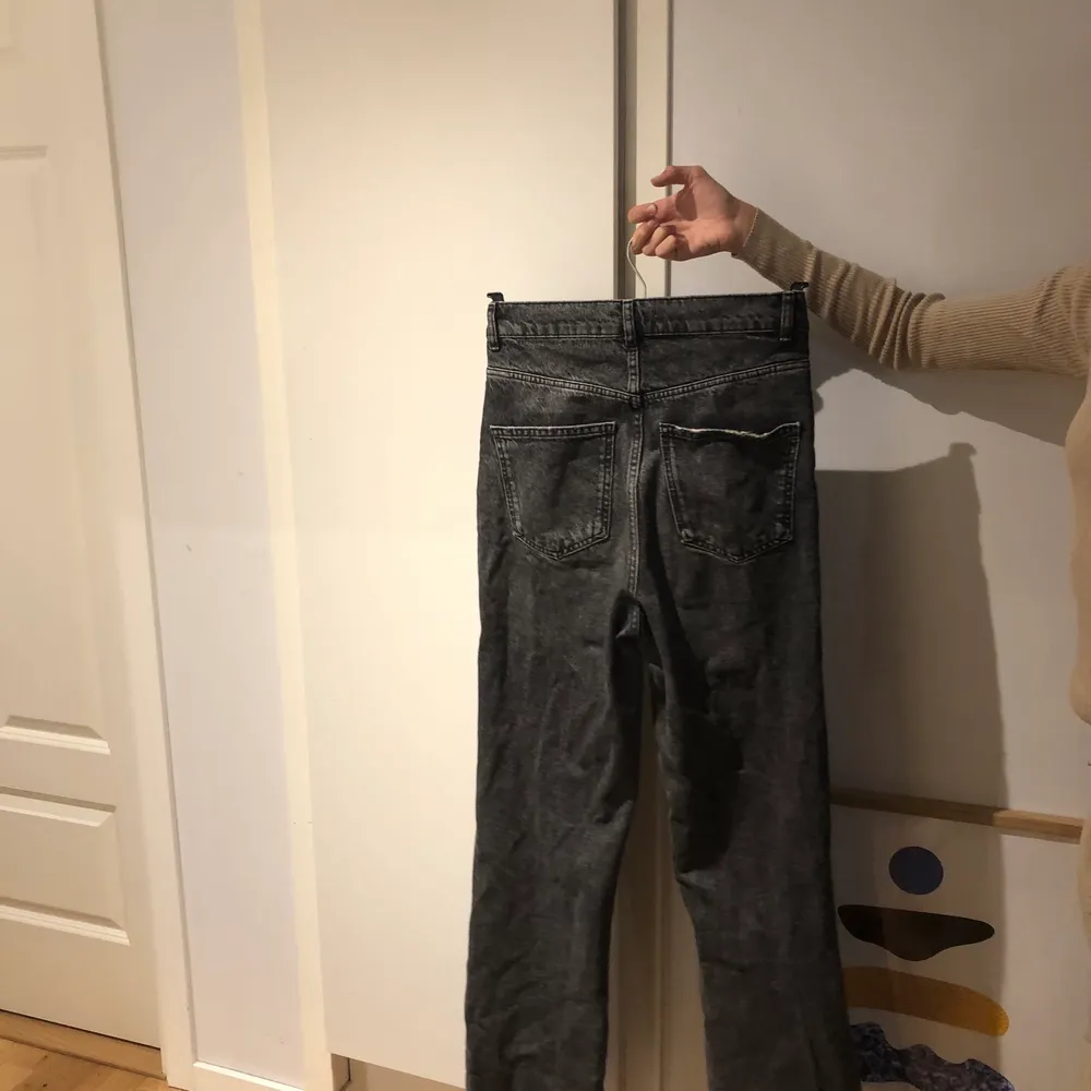 (Första bilden är lånad) Säljer mina gråa raka zara jeans som inte kommit till användning😊😊Nästan aldrig använd🤘🤘skriv privat om du har fler frågor, frakt ingår i priset❤️❤️. Jeans & Byxor.