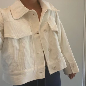 Vit Manchesterjacka - Snygg vit jacka i Manchester från zara. Lånade bilder! Skriv för fler. Fortfarande krispigt vit o ej smutsig!