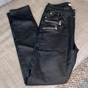 Byxor - Oanvända läderimitationsbyxor. Nypris 599. Storlek L men kan vara en lite större M 