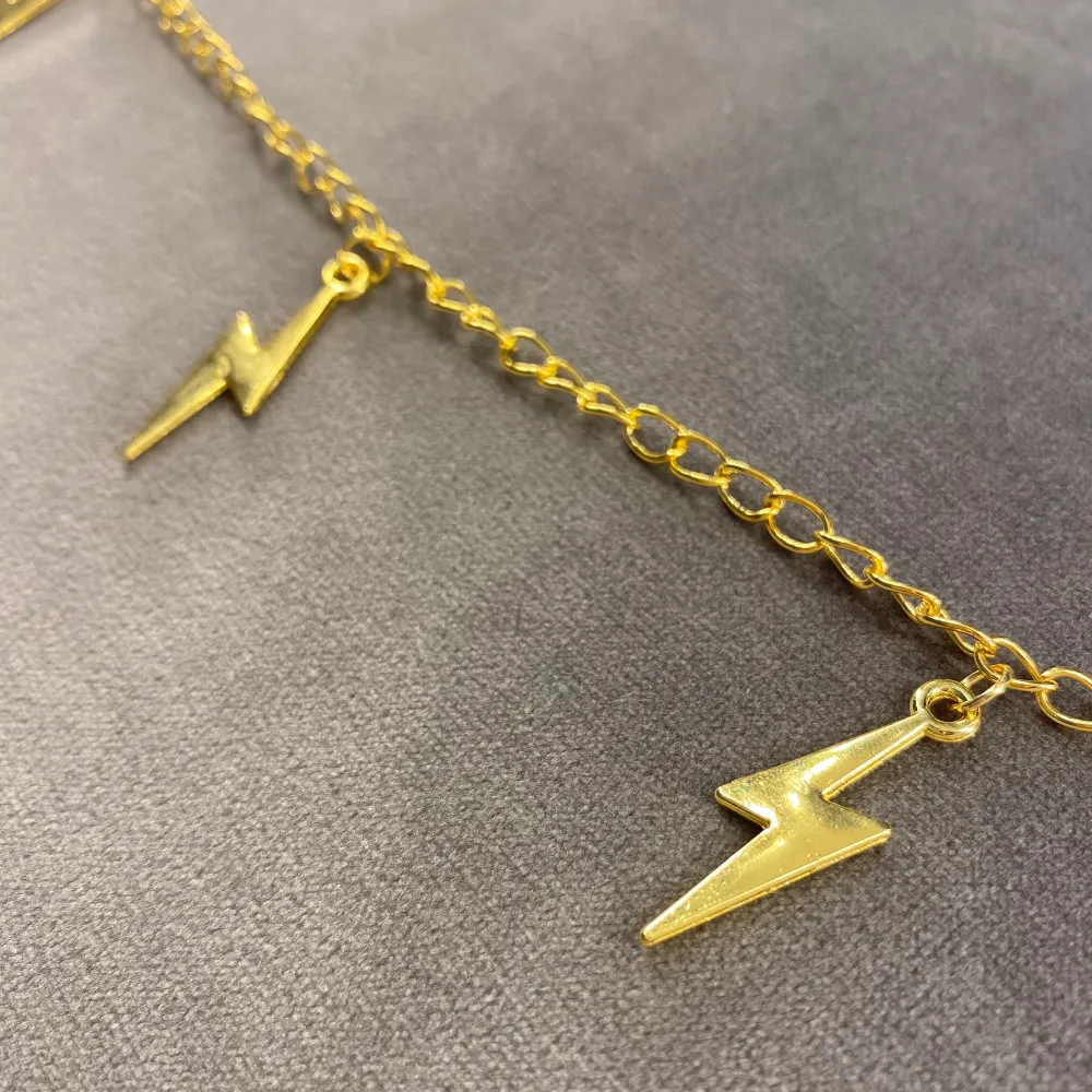 Halsband i guldfärg med blixtberlocker🤍 1 bilxt - 59 kr ⚡️ 3 blixtar - 89 kr . Accessoarer.