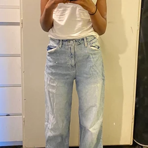 Baggy jeans  - Ljsublå baggy jeans användt 2 gånger på bilden var de inte strykta (de är i gott skick) de är i XS men kan användas på S