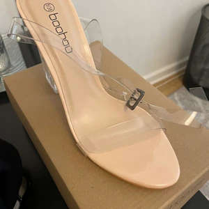 Helt nya klackar  - Klackar i strl 38, helt nya