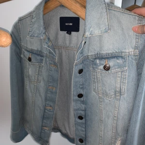 Jeans jacka 💗💕💓 - Säljer denna snygga jeans jacka då den är för liten för mig 💕 Köpt utomlands och finns inte att köpa mer! Märket är Kiabi och storlek XS! Fin blå färg med lite detaljer, lite trådar som sticker ut vilket ser super snyggt ut. Bra skick, pris inklusive frakt 📦 Pris kan även diskuteras då jag är osäker på pris 💗