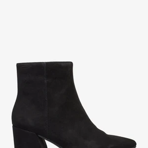 Vagabond ankelskor klackar - Nya vagabond skor endast använda en halvdag. I nyskick och super fina och bekväma. Storlek 37. Nypris 1200kr                   kan skickas men köparen står för frakt. Vet dock ej pris på frakten så det står 100kr tills jag vet! 