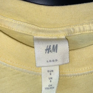 T-shirt, storlek S - Gul t-shirt, sommar tröja