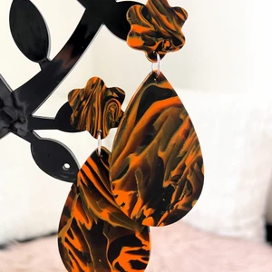 Örhängen halloween  - Örhängen är gjorda av   fimolera Färgen kan skiljas i verkligheten   Följ min Instagram för mer @clay_konst Står ej för postens slarv 