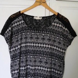 Svart topp med spets i strl S - Svart topp med spets på ryggen i storlek S. Är i använt skick. Jag står inte för frakt eller postens slarv🥰