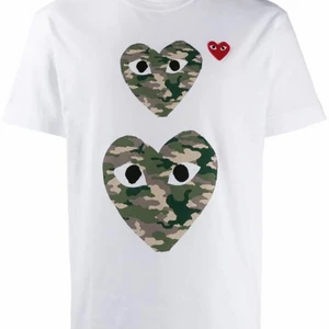 Comme des Garçons  - Tight T-shirt som aldrig kommit till användning, i storlek M! Märket är känt för att vara små i storlekarna så mer lik storlek S!☀️