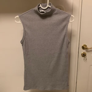 Linne med halvpolo i strl M - Ett helt oanvänt linne med halvpolo i storlek M från lager157. Betalning endast med Swish. Jag står inte för frakt eller postens slarv🥰