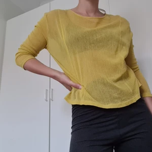 Nättopp - En gul topp i nät, köpt för att gå och klubba i. Köptes second hand för cirka 3 år sedan, bra skick och använd ett fåtal gånger. Perfekt med en snygg bh under eller ingenting alls 😛