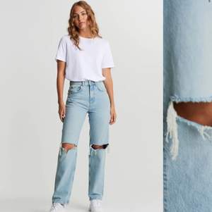 Jätte fina ljusblå jeans i modellen 90s high Waits jeans från Ginatricot med hål på knäna !! Säljs pågrund av att jag tycker den sitter fel pösigt och löst på mig !! Använda ett fåtal gånger❤️köparen står för frakten ❤️❤️