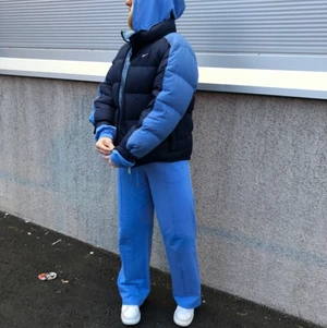Nike dunjacka  - Ska kolla intresset på min helt fantastiska jacka 💙 superbra vintage skick! Storleken jag ofta bär är XS men det är barnstorlek på jackan så ni ser på mig hur den sitter! Säljer endast vid bra bud, vid fler intresserade startar jag budgivning 😇