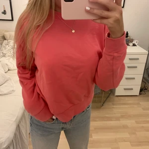 Weekday sweatshirt - Rosa sweatshirt från weekday! Jätttefin tjocktröja som är sparsamt använd och därmed i bra skick. I storlek XS men skulle säga att den är en S (jag har vanligtvis S)