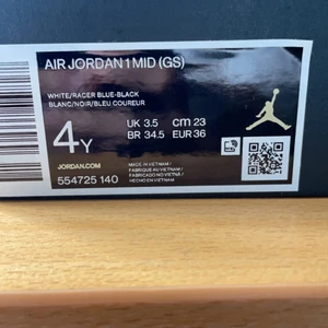 Air Jordan 1 Mid White Racer Blue - Säljes pga fel storlek. Det är storlek 36 köpt som födelsedagspresent. Endast testade i några sekunder så i princip oanvända. Köpta från restocks så de är 100% äkta.